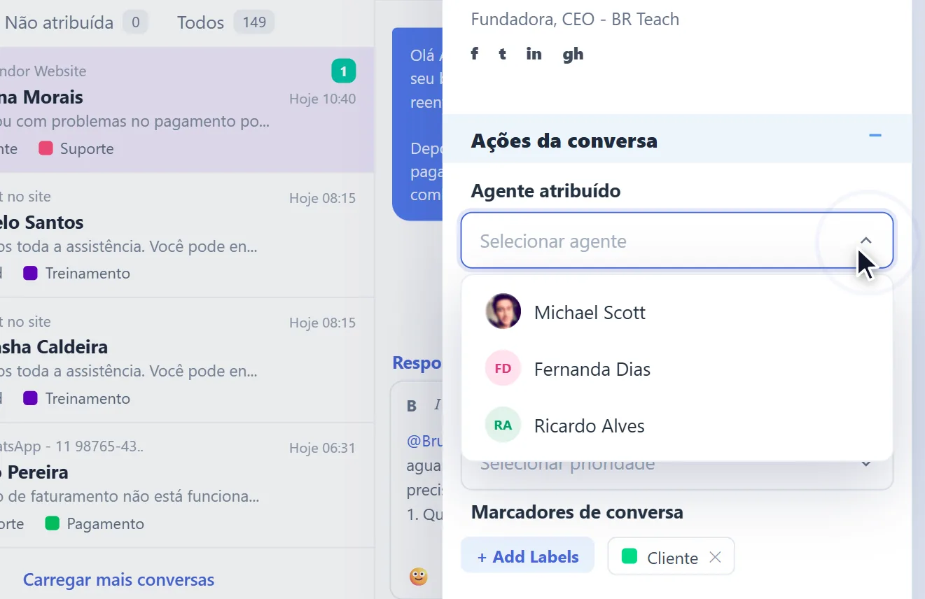 Painel de ações da conversa no Agendor Chat, com a seleção do agente atribuído entre os atendentes do time