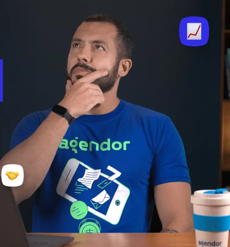 Vendedor pensativo em frente ao notebook, avaliando a carteira de clientes