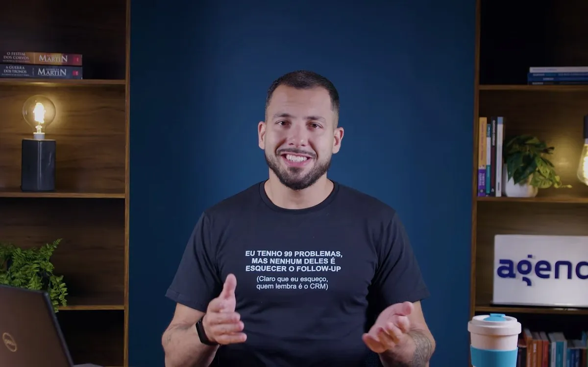 Especialista do Agendor explicando o diagnóstico de uma operação comercial.