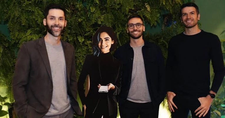 Fundadores do Agendor com a Ava, agente de IA da plataforma