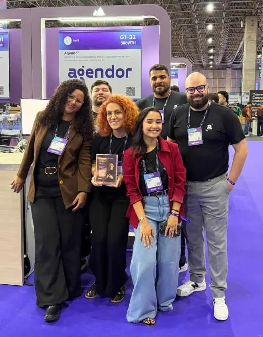 Time do Agendor reunido no estande da empresa durante o Web Summit 2026