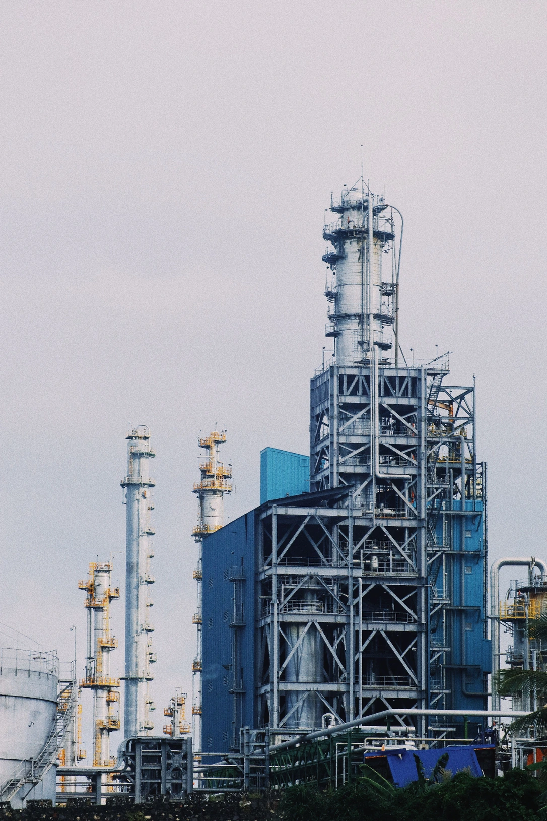 Refinaria industrial ao amanhecer ilustrando a leitura estratégica do estudo