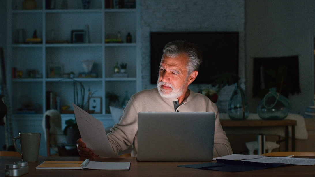 Executivo revisando relatórios à noite